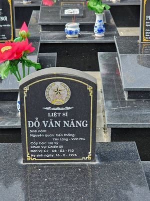 Ảnh bia mộ của liệt sĩ Đỗ Văn Năng