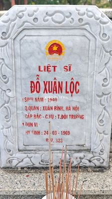 Ảnh bia mộ của liệt sĩ Đỗ Xuân Lộc