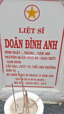 Bia mộ tại Xã Quế Long - Huyện Núi Thành - Quảng Nam · ảnh: Be You — liệt sĩ DOÃN ĐÌNH ANH