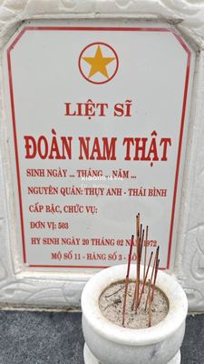 Ảnh bia mộ của liệt sĩ Đoàn Nam Thật