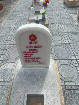 Bia mộ tại Nghĩa trang liệt sĩ Huyện Cam Lộ - tỉnh Quảng Trị · ảnh: Nguyen Hoa — liệt sĩ ĐOÀN QUÂN
