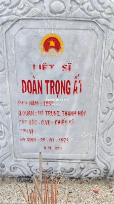 Ảnh bia mộ của liệt sĩ Đoàn Trọng ất