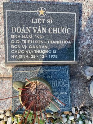Ảnh bia mộ của liệt sĩ Doãn Văn Chước