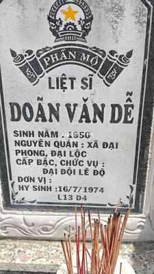 Ảnh bia mộ của liệt sĩ Doãn Văn Dễ
