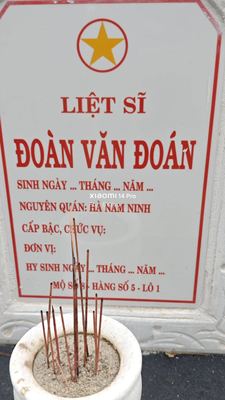 Ảnh bia mộ của liệt sĩ Đoàn Văn Đoán