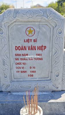 Ảnh bia mộ của liệt sĩ Đoàn Văn Hiệp