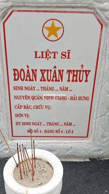 Ảnh bia mộ của liệt sĩ Đoàn Xuân Thuỷ