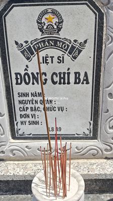 Ảnh bia mộ của liệt sĩ Đồng chí Ba