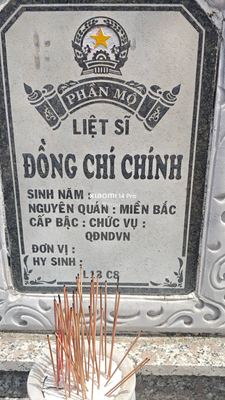Ảnh bia mộ của liệt sĩ Đồng chí Chính