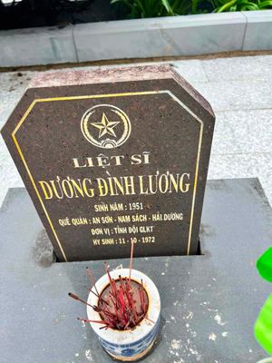 Ảnh bia mộ của liệt sĩ Dương Đình Lương