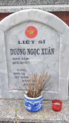 Bia mộ tại Nghĩa trang xã Bình Trị - Huyện Đại Lộc - Quảng Nam · ảnh: Be You — liệt sĩ DƯƠNG NGỌC XUÂN