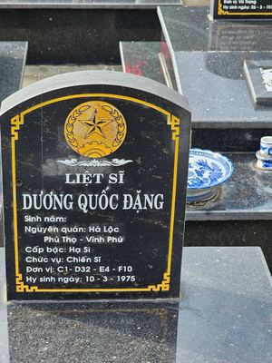 Ảnh bia mộ của liệt sĩ Dương Quốc Đặng