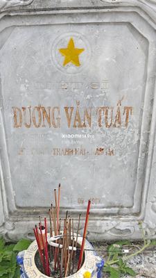 Ảnh bia mộ của liệt sĩ Dương Văn Tuất