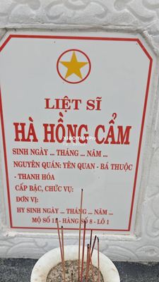 Bia mộ tại Xã Quế Long - Huyện Núi Thành - Quảng Nam · ảnh: Be You — liệt sĩ HÀ HỒNG CẨM