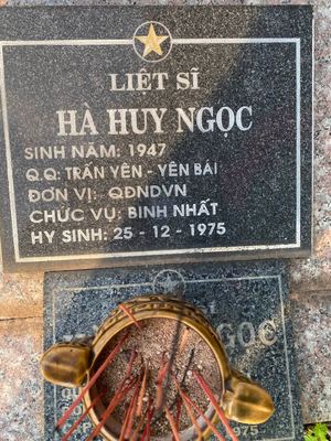 Ảnh bia mộ của liệt sĩ Hà Huy Ngọc