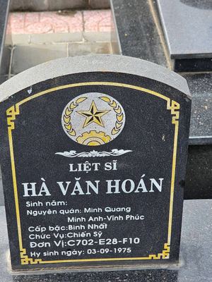 Ảnh bia mộ của liệt sĩ Hà Văn Hoán