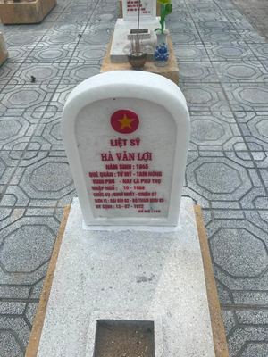 Bia mộ tại Nghĩa trang liệt sĩ Huyện Cam Lộ - tỉnh Quảng Trị · ảnh: Nguyen Hoa — liệt sĩ HÀ VĂN LỢI