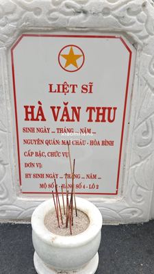 Ảnh bia mộ của liệt sĩ Hà Văn Thu