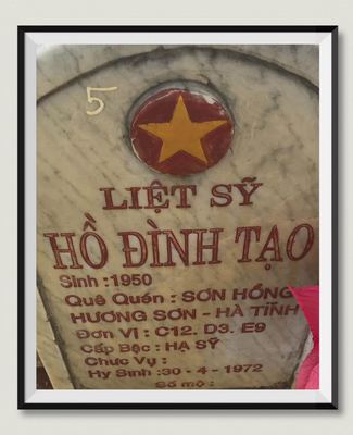 Ảnh bia mộ của liệt sĩ Hồ Đình Tạo