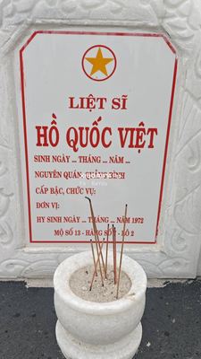 Ảnh bia mộ của liệt sĩ Hồ Quốc Việt