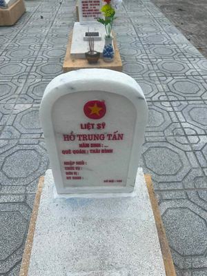 Bia mộ tại Nghĩa trang liệt sĩ Huyện Cam Lộ - tỉnh Quảng Trị · ảnh: Nguyen Hoa — liệt sĩ HỒ TRUNG TẤN