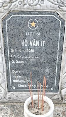 Bia mộ tại Quế Thọ - Huyện Núi Thành - Quảng Nam · ảnh: Be You — liệt sĩ HỒ VĂN ÍT