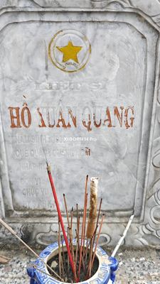 Ảnh bia mộ của liệt sĩ Hồ Xuân Quảng