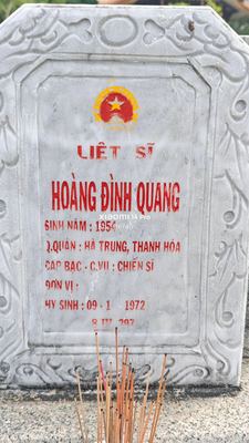 Ảnh bia mộ của liệt sĩ Hoàng Bình Quang