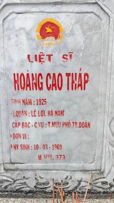 Bia mộ tại Nghĩa trang liệt sĩ xã Hoà Khương - Xã Hoà Khương - Huyện Hòa Vang - Đà Nẵng · ảnh: FB Be you — liệt sĩ HOÀNG CAO THÁP