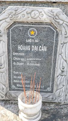 Ảnh bia mộ của liệt sĩ Hoàng Đại Cẩn