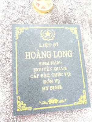 Bia mộ tại xã Hiền ninh - Xã Hiền Ninh - Huyện Quảng Ninh - Quảng Bình · ảnh: FB Nguyễn Hoàng Dương — liệt sĩ Hoàng Long