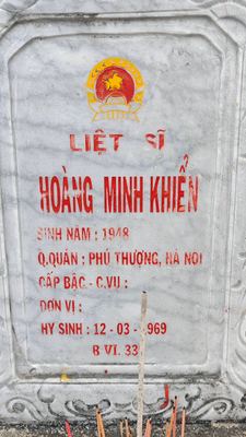Bia mộ tại Nghĩa trang liệt sĩ xã Hoà Khương - Xã Hoà Khương - Huyện Hòa Vang - Đà Nẵng · ảnh: FB Be you — liệt sĩ HOÀNG MINH KHIỂN