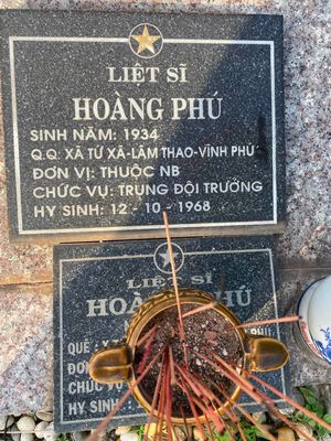 Bia mộ tại Nghĩa trang liệt sĩ Huyện Bến Cát - tỉnh Bình Dương · ảnh: Lê Phượng — liệt sĩ Hoàng Phú
