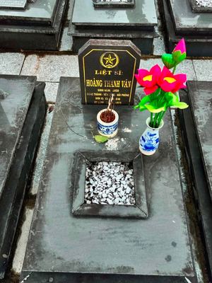 Ảnh bia mộ của liệt sĩ Hoàng Thanh Vân