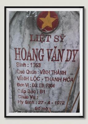 Ảnh bia mộ của liệt sĩ Hoàng Văn Dỵ