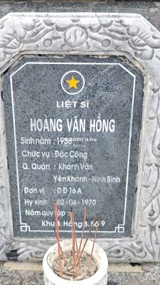Bia mộ tại Quế Thọ - Huyện Núi Thành - Quảng Nam · ảnh: Be You — liệt sĩ HOÀNG VĂN HỒNG