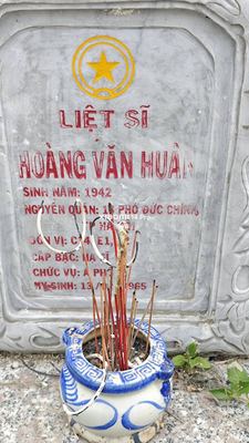 Bia mộ tại Nghĩa trang xã Bình Định - Huyện Thăng Bình - Quảng Nam · ảnh: Be You — liệt sĩ HOÀNG VĂN HUÂN