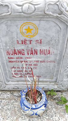 Bia mộ tại Nghĩa trang xã Bình Định - Huyện Thăng Bình - Quảng Nam · ảnh: Be You — liệt sĩ HOÀNG VĂN HUÂN