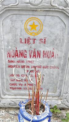 Bia mộ tại Nghĩa trang xã Bình Định - Huyện Thăng Bình - Quảng Nam · ảnh: Be You — liệt sĩ HOÀNG VĂN HUÂN