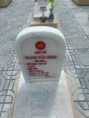 Bia mộ tại Nghĩa trang liệt sĩ Huyện Cam Lộ - tỉnh Quảng Trị · ảnh: Nguyen Hoa — liệt sĩ HOÀNG VĂN HÙNG