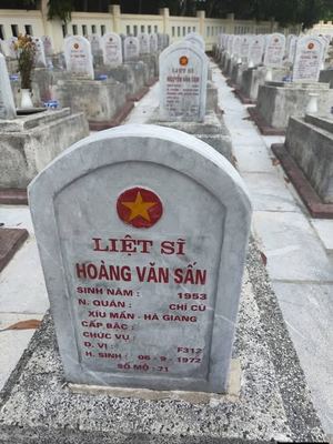 Bia mộ tại Nghĩa trang liệt sĩ Xã Hải Thượng - tỉnh Quảng Trị · ảnh: Bài Facebook chưa rõ tác giả — liệt sĩ Hoàng Văn Sấn