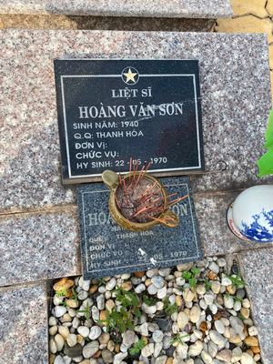 Bia mộ tại Nghĩa trang liệt sĩ Huyện Bến Cát - tỉnh Bình Dương · ảnh: Lê Phượng — liệt sĩ HOÀNG VĂN SƠN