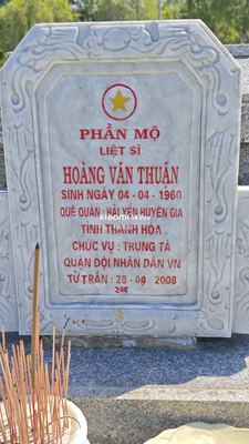 Ảnh bia mộ của liệt sĩ HOÀNG VĂN THUẬN