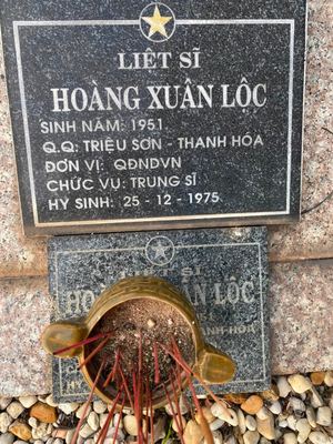 Ảnh bia mộ của liệt sĩ Hoàng Xuân Lộc