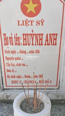 Ảnh bia mộ của liệt sĩ Huỳnh Anh