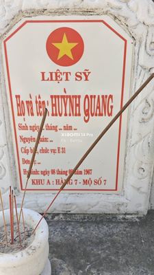 Ảnh bia mộ của liệt sĩ Huỳnh Quang