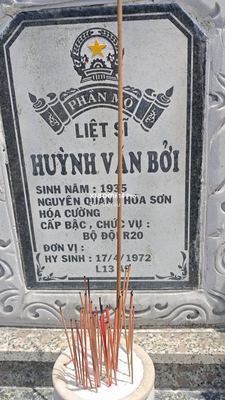Ảnh bia mộ của liệt sĩ Huỳnh Văn Bỏi