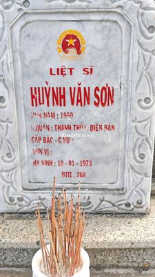 Ảnh bia mộ của liệt sĩ Huỳnh Văn Sơn