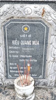 Ảnh bia mộ của liệt sĩ Kiều Quang Mùa