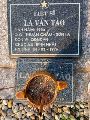Bia mộ tại Nghĩa trang liệt sĩ Huyện Bến Cát - tỉnh Bình Dương · ảnh: Lê Phượng — liệt sĩ La Văn Táo